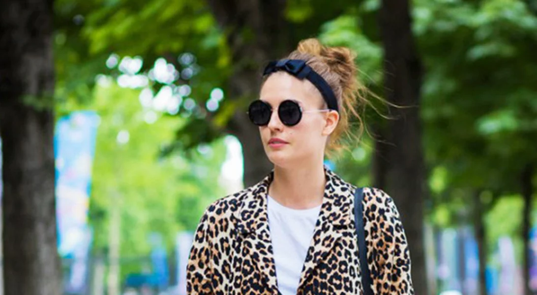 Φόρα ΑΛΛΙΩΣ τα ρούχα που ήδη έχεις (το t-shirt, το παλτό, το μικρό μαύρο φόρεμα)