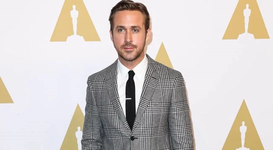 Ryan Gosling: Αγκαλιά με την κόρη του στη μέση του δρόμου