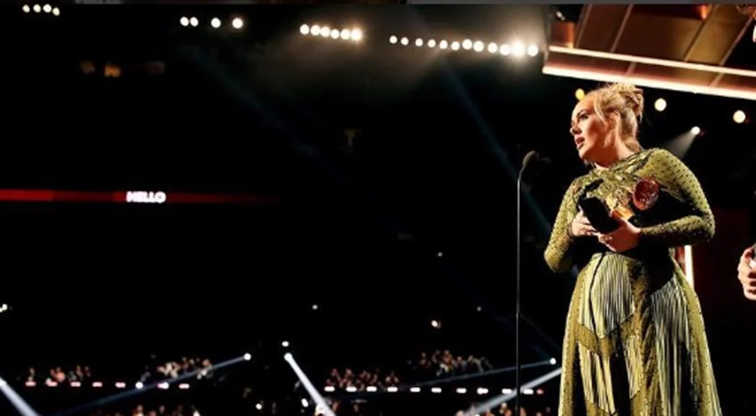 Adele: Λυγίζει στη σκηνή των Grammy! Σε ποιον αφιέρωσε το βραβείο της;