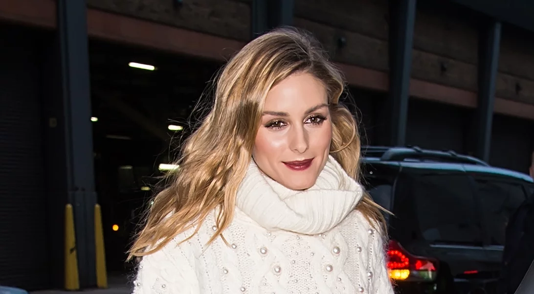 Έτσι φοράει την κόκκινη φούστα η Olivia Palermo