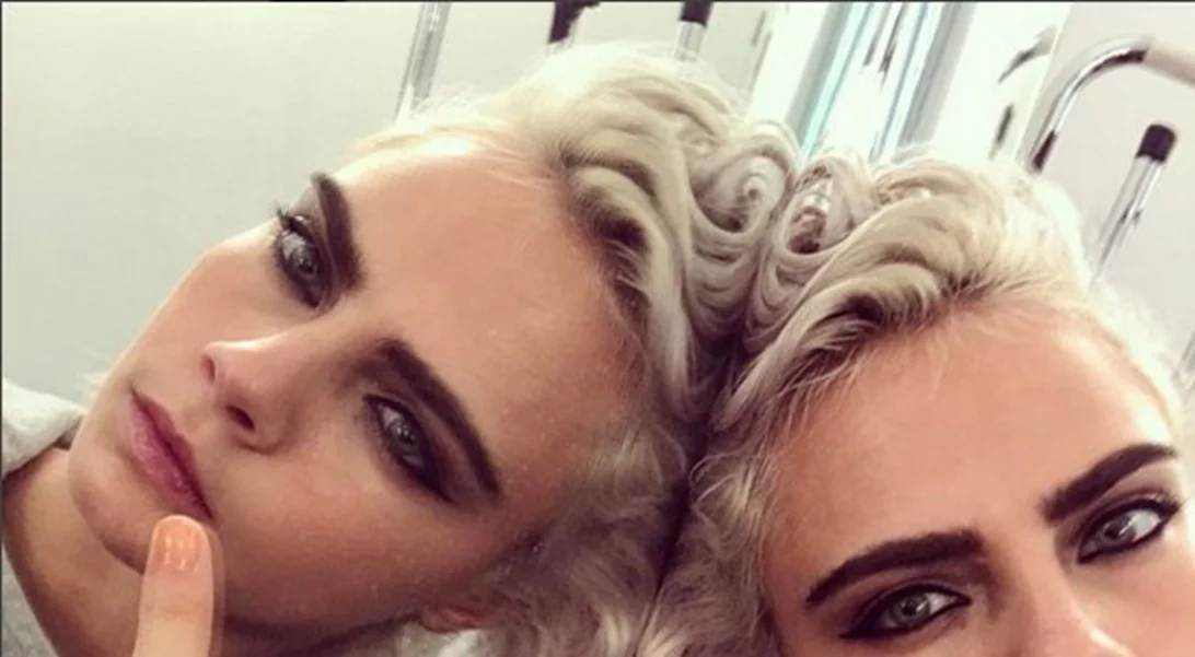 Γιατί πολλοί διάσημοι φωτογραφήθηκαν σχηματίζοντας το γράμμα "W";