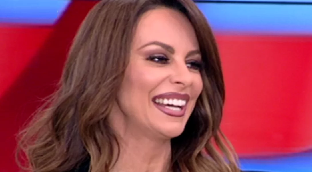 Η Μπέττυ Μαγγίρα στην Ελένη Μενεγάκη: Η σέξι εμφάνιση στο πλατό