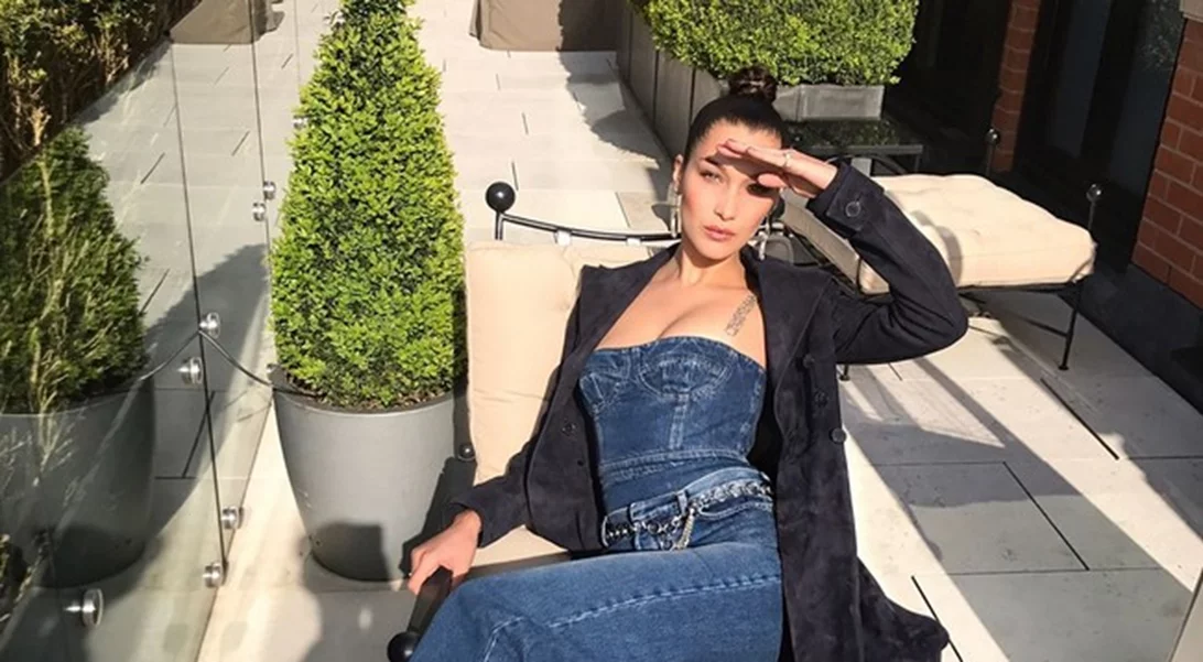 Bella Hadid: Φοράει την απόλυτη τάση της σεζόν στα τζιν