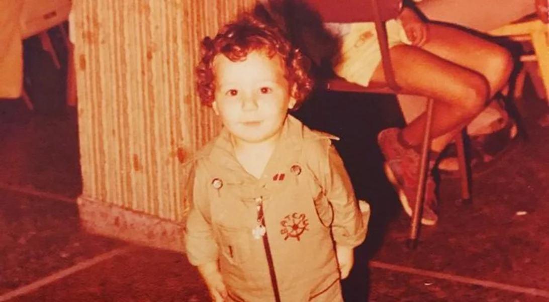 Ποιος Έλληνας παρουσιαστής είναι το παιδάκι της φωτογραφίας;