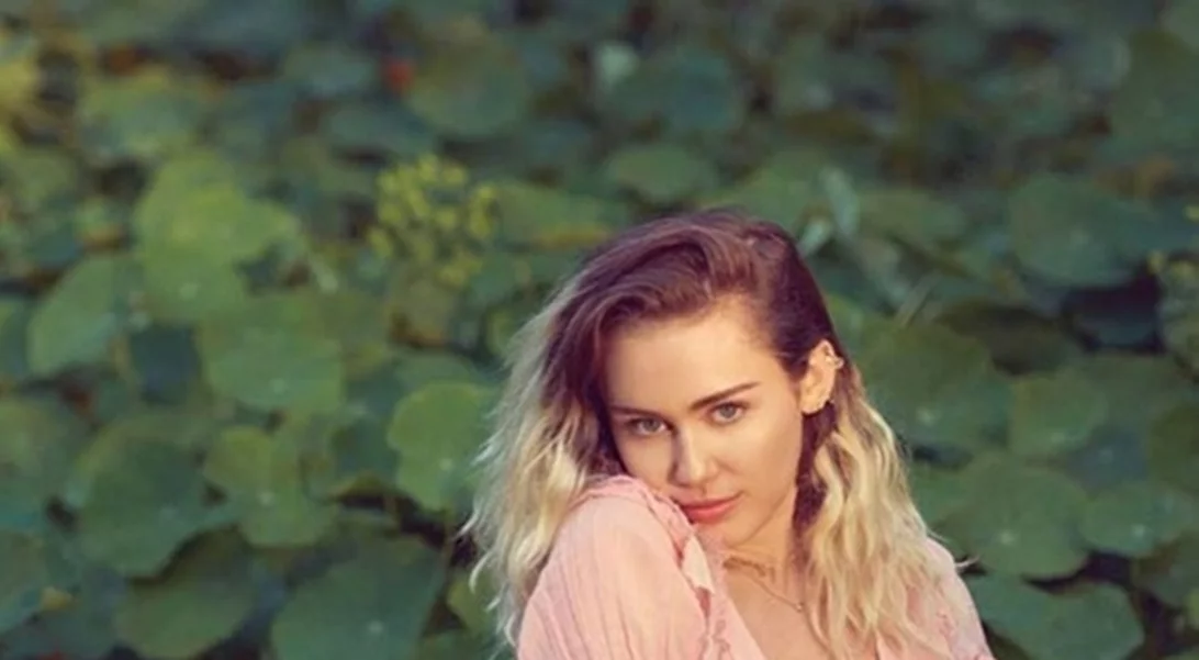 Miley Cyrus: Μας δείχνει για πρώτη φορά το δαχτυλίδι αρραβώνων της!