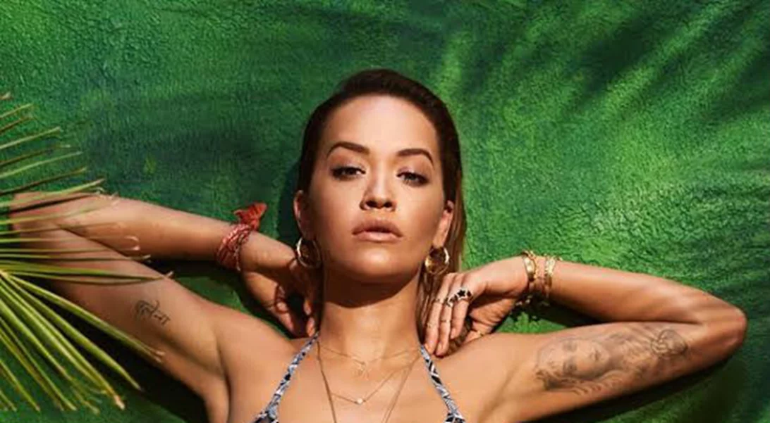 Rita Ora: Φορά τις πιο sexy τάσεις στα μαγιό της σεζόν!