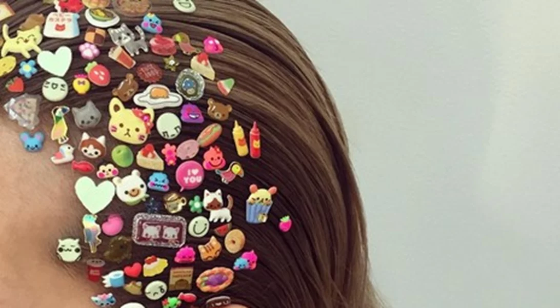 Τι άλλο θα κάνεις; Θα βάλεις αυτοκόλλητα στα μαλλιά για να είσαι το απόλυτο '90s κορίτσι!