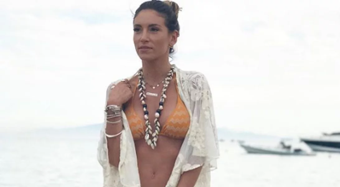 Αθηνά Οικονομάκου: Με μαύρο ολόσωμο μαγιό έκανε την εμφάνιση του καλοκαιριού