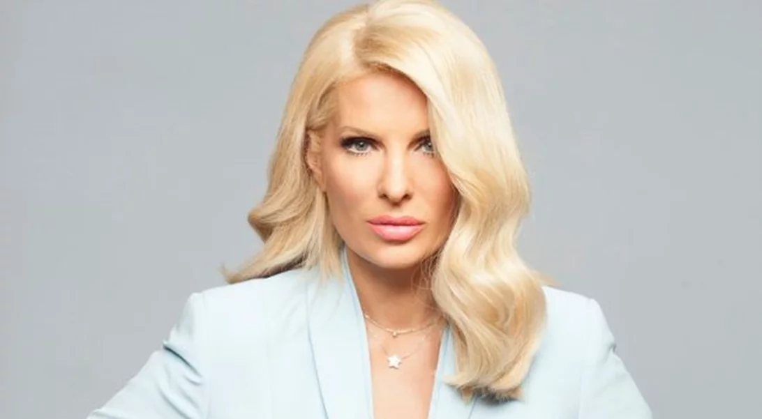 Ελένη Μενεγάκη: Η τρυφερή φωτογραφία από την παραλία με τις τρεις κόρες της που μας έκανε να "λιώσουμε"