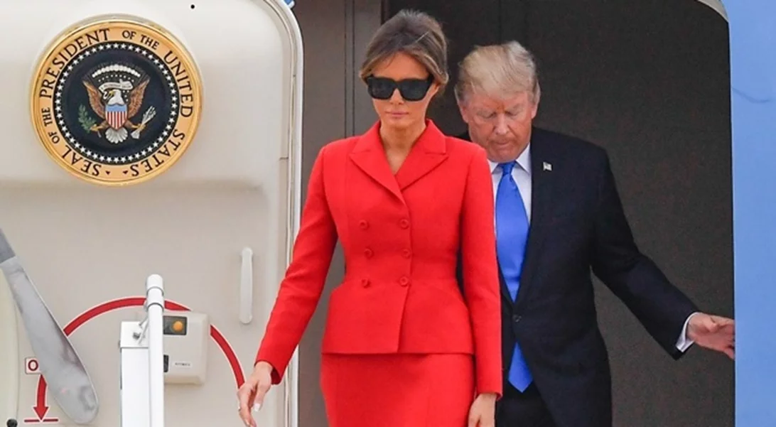 Η «κόκκινη» Melania Trump εντυπωσίασε στη Γαλλία!