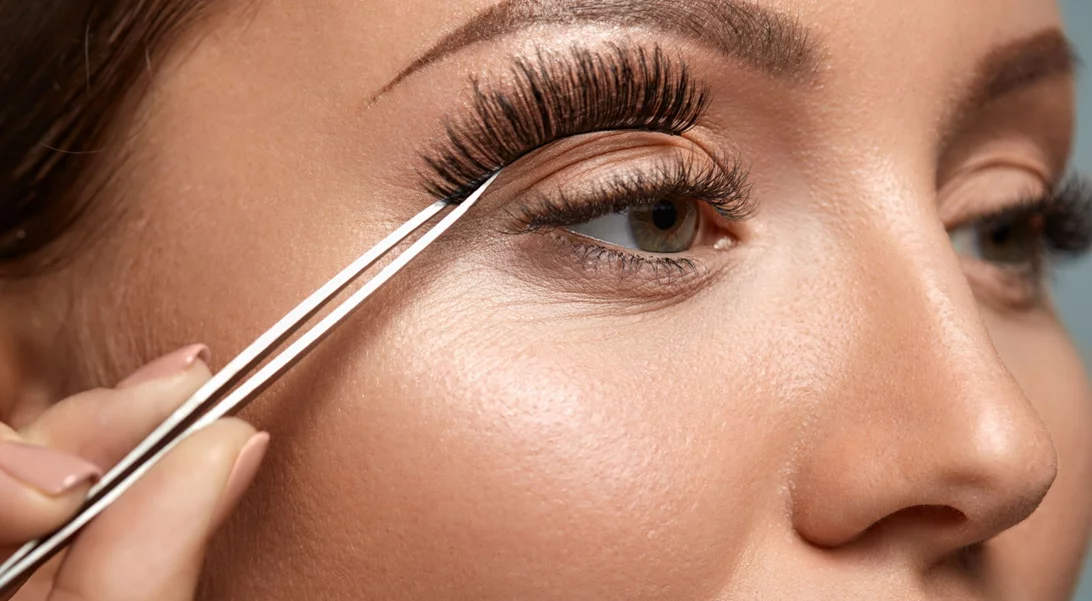 Πώς καθαρίζονται οι ψεύτικες βλεφαρίδες; Ένας εύκολος τρόπος
