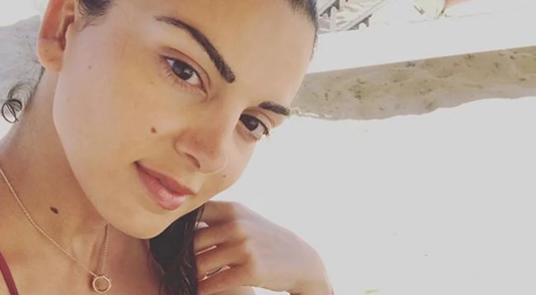 Σταματίνα Τσιμτσιλή | Αγναντεύει το ηλιοβασίλεμα με τις κόρες της