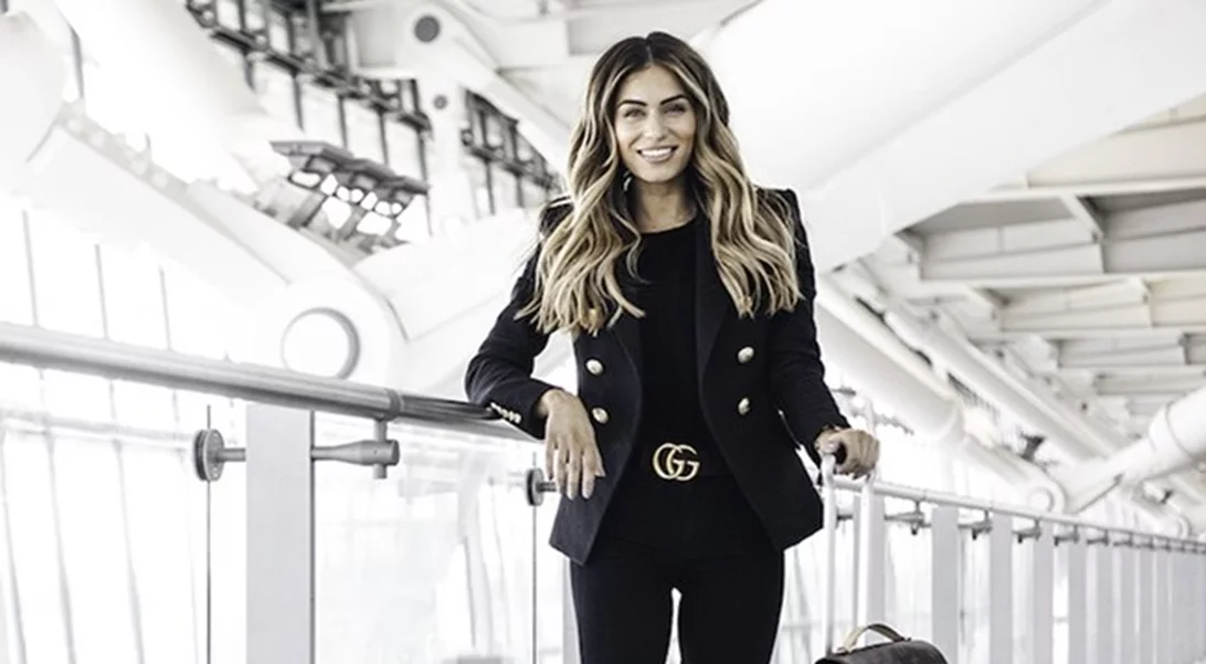 Με αυτό το outfit μπορεί να κερδίσεις πιο εύκολα μια αναβάθμιση στην Πρώτη Θέση