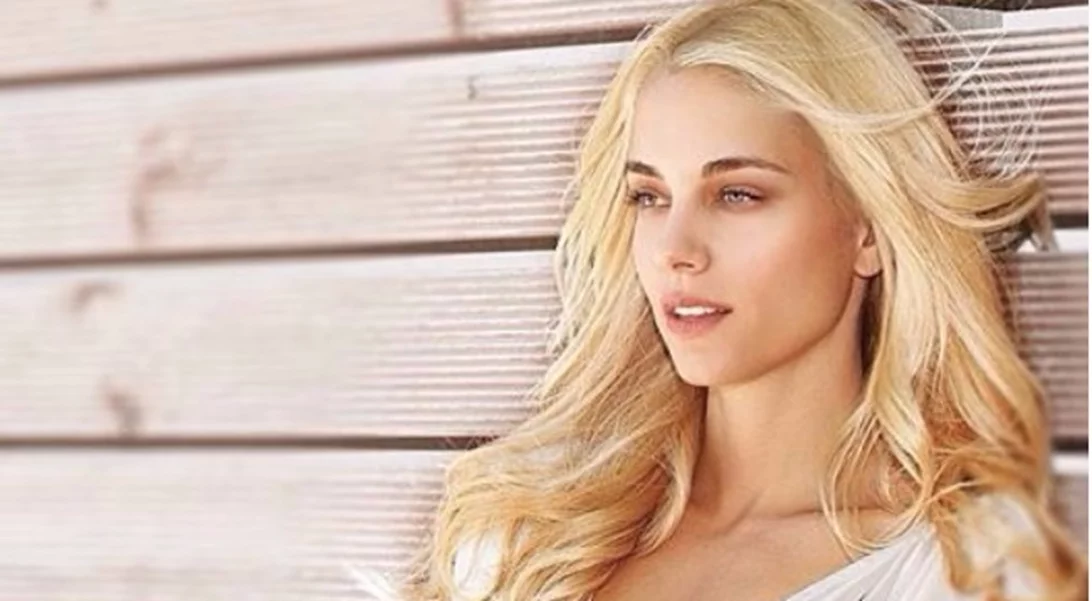 Δούκισσα Νομικού: Ποζάρει με φόντο το ηλιοβασίλεμα