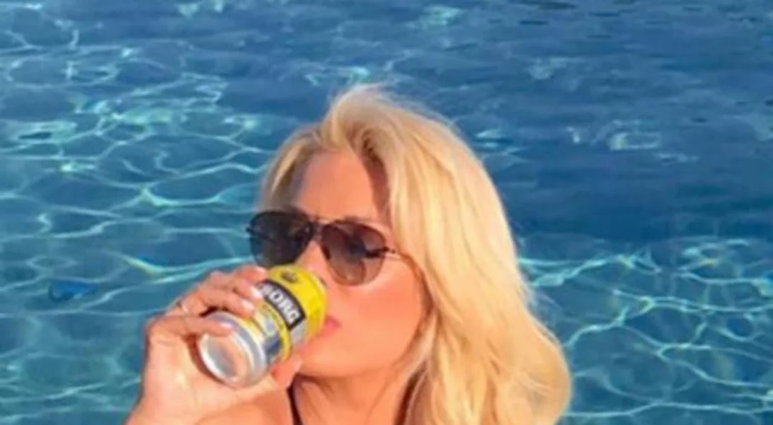 Ελένη Μενεγάκη: Βουτιές σε καταγάλανα νερά με τις κόρες της