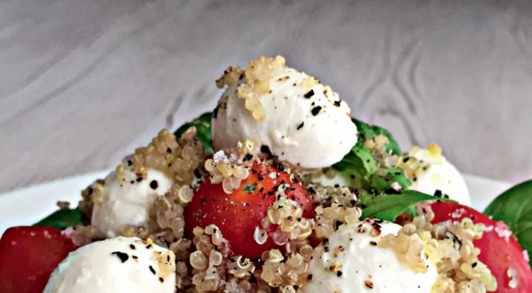 Σαλάτα με κινόα, ντοματίνια και μοτσαρέλα γεμάτη υψηλής ποιότητας πρωτεΐνη από το σεφ-διαιτολόγο
