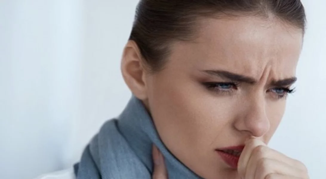 6 τρόποι να υποχωρήσει ο πονόλαιμος και να νιώσεις άμεσα καλύτερα