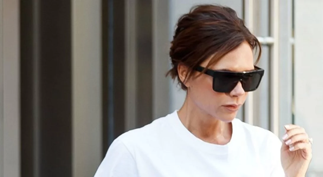 Victoria Beckham: Η απλή εμφάνιση με τζιν παντελόνι είναι ό,τι πιο κομψό θα δεις σήμερα