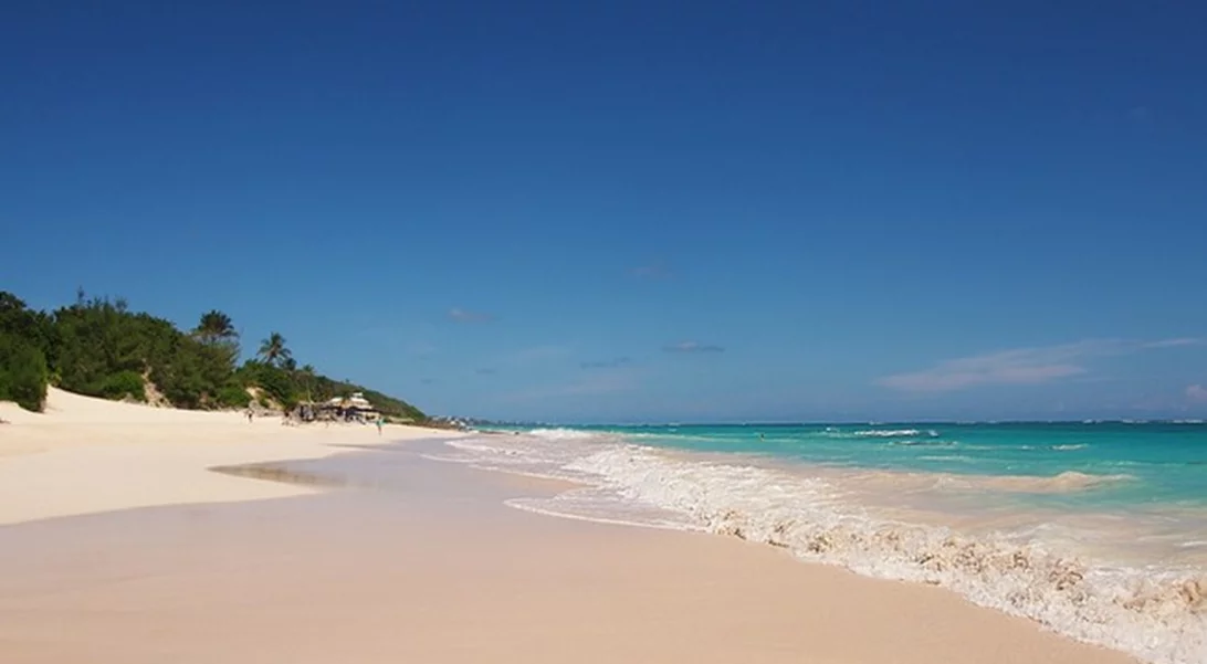 Οι 9 πιο εντυπωσιακές ροζ παραλίες στον κόσμο