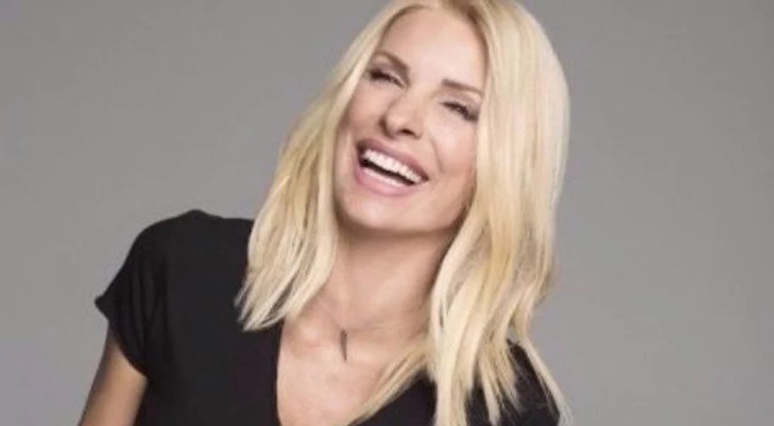 Η Ελένη Μενεγάκη με τζιν και μποτάκια στην πιο casual εμφάνισή της