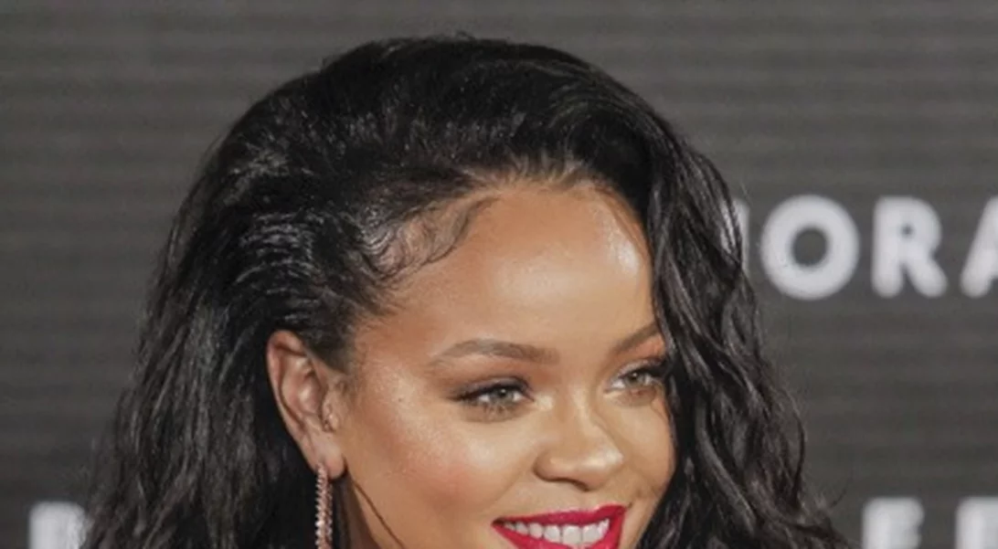 Η Rihanna φωτογραφήθηκε για το ξεχωριστό εξώφυλλο και σειρά κολάζ του «Essence»