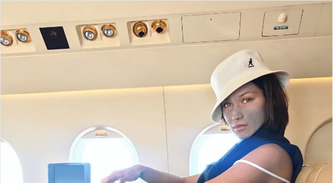 Είναι το νέο trend να ποζάρεις με την μάσκα προσώπου σου;