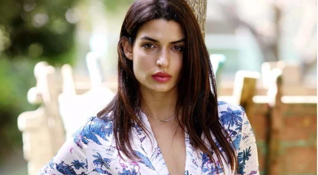 Τόνια Σωτηροπούλου: Χαμογελαστή και με casual look στο Κολωνάκι