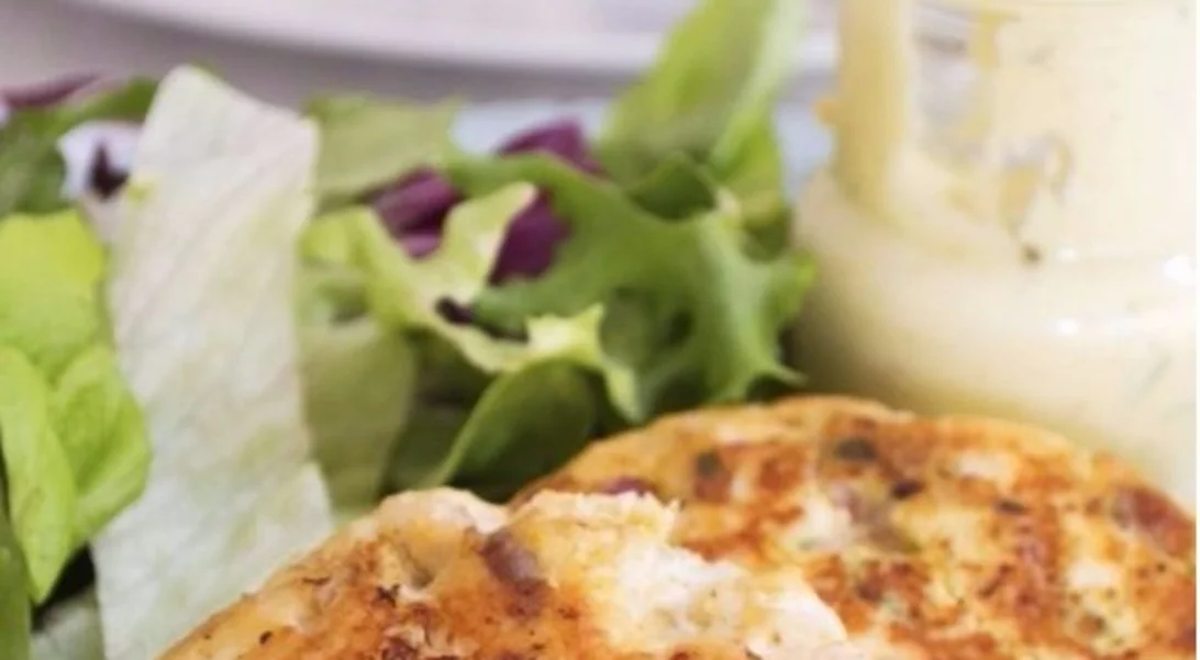 Μπιφτέκια σολομού με σος γιαουρτιού