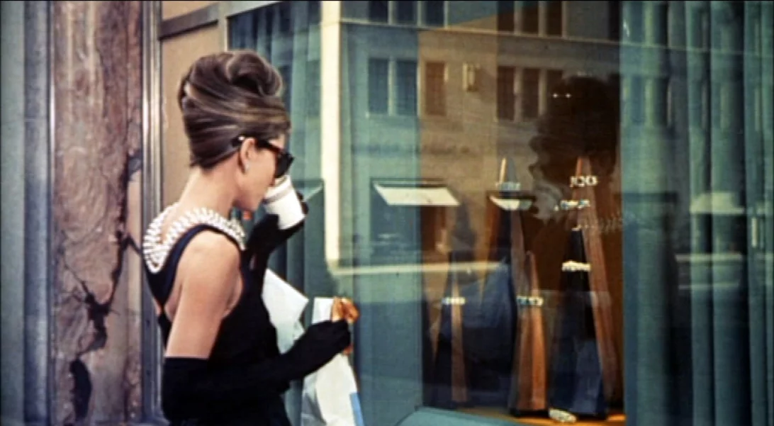 Ταξιδεύεις κι εσύ κάθε φορά που βλέπεις το Breakfast at Tiffany's; Ήρθε η ώρα να μάθεις το πιο τέλειο νέο!