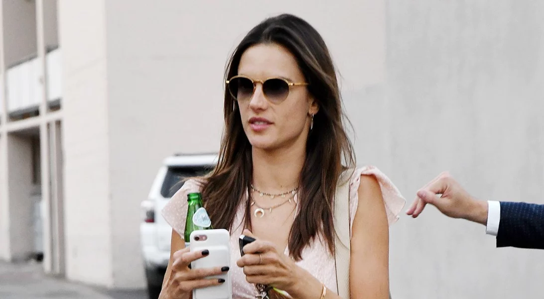 Alessandra Ambrosio: Δες πώς φόρεσε τη τζιν σαλοπέτα