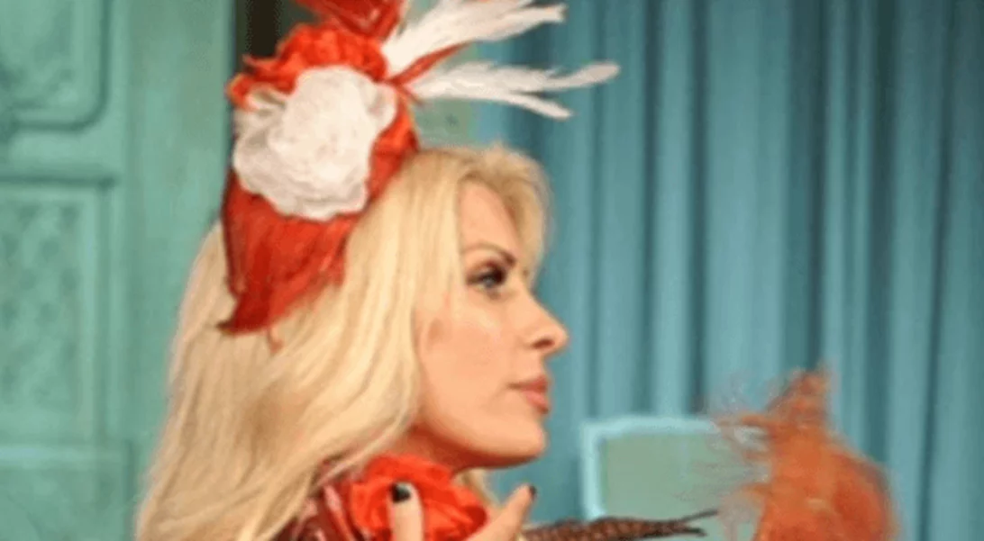 Ελένη Μενεγάκη: Μεταμορφώνεται σε «Μαντάμ Σουσου» στη σκηνή του «Παλλάς»