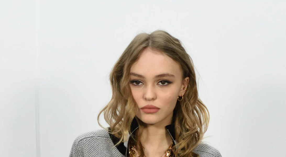 Η Lily-Rose Depp μόλις φόρεσε την πιο κομψή (και παριζιάνικη) εκδοχή του puffer jacket