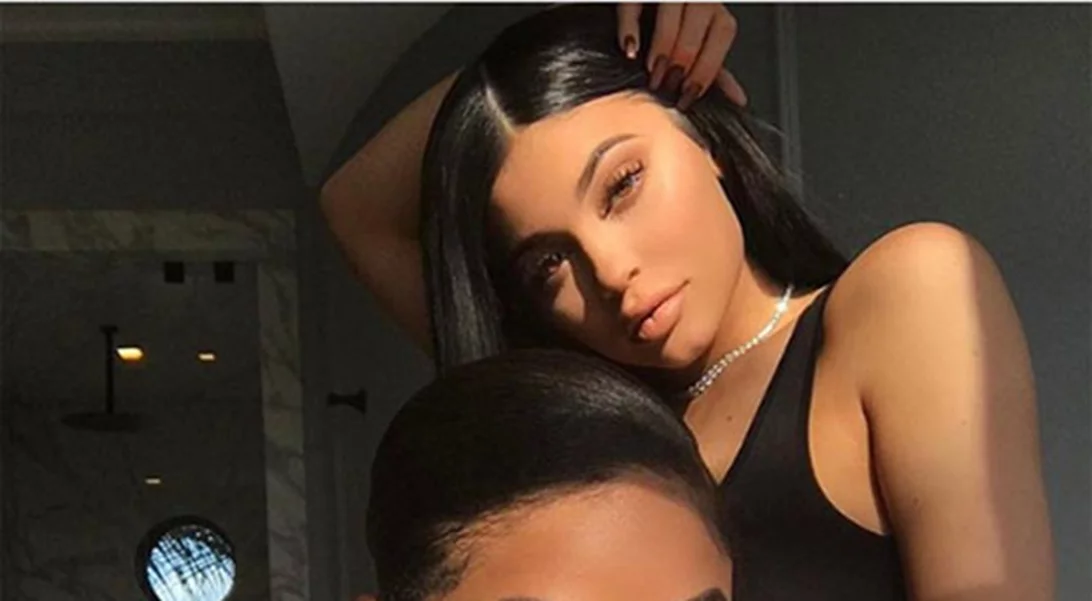 Τι άλλο θα κάνει πια; H Kylie Jenner έκοψε τα μαλλιά της με ένα ψαλίδι κουζίνας! Το αποτέλεσμα;