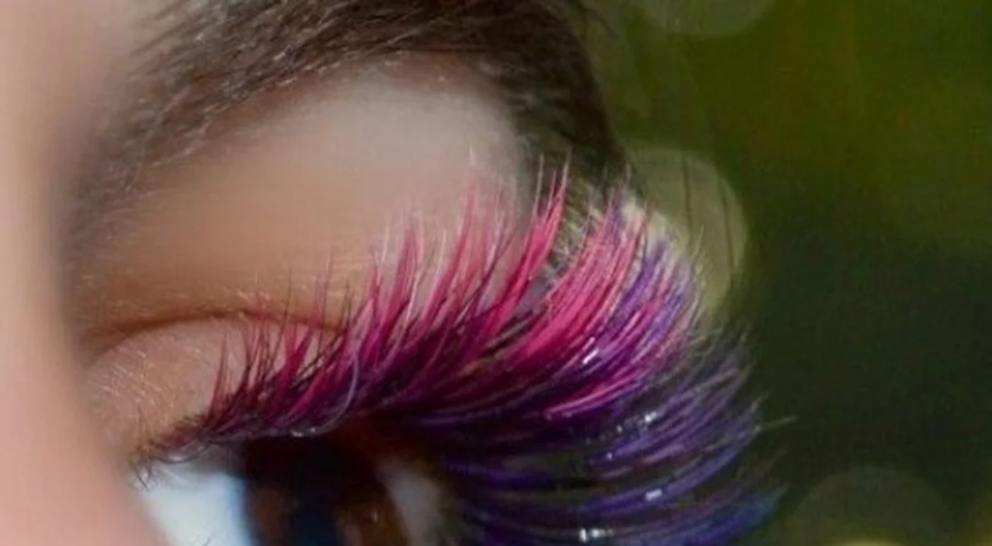 Βάψε τα μαλλιά σου ίδια απόχρωση με τις βλεφαρίδες σου. Τι; Δεν το έχεις κάνει ακόμα;