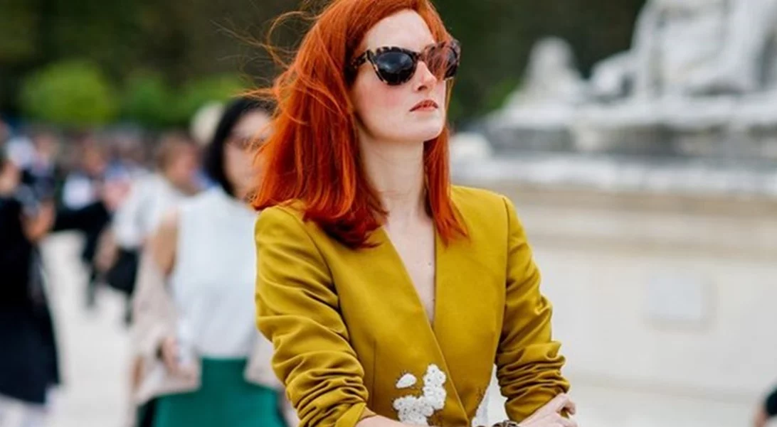 Αυτή η streetstyle star αποδεικνύει ότι όλα τα χρώματα ταιριάζουν στις κοκκινομάλλες