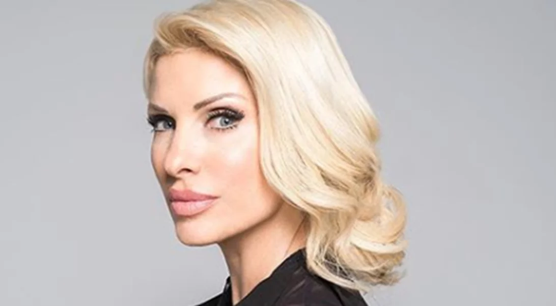 Μικρό μαύρο φόρεμα - ψηλές μαύρες μπότες: Το outfit που βγάζει ασπροπρόσωπη και την Ελένη Μενεγάκη όλη την ημέρα!