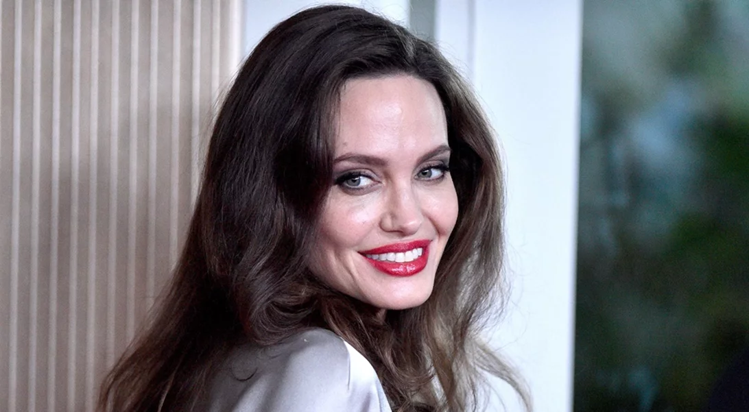 Angelina Jolie | Με super κομψή εμφάνιση σε βασιλική εκδήλωση