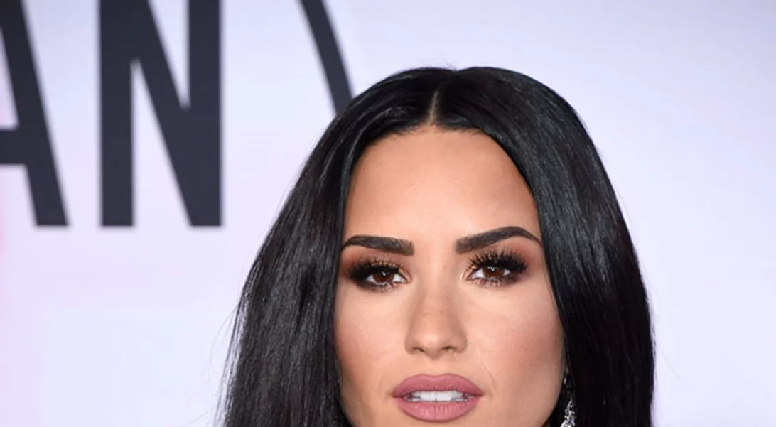 Νιώθουμε μία ικανοποίηση βλέποντας την Demi Lovato να ξεβάφεται!