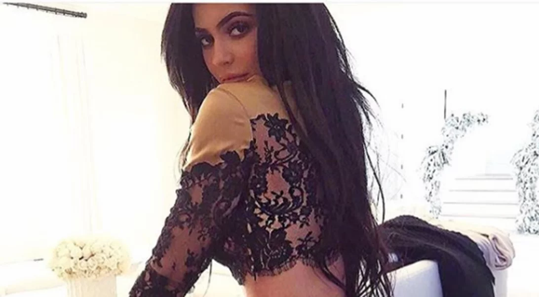 Kylie Jenner | Οι πρώτες φωτογραφίες με την φουσκωμένη της κοιλίτσα είναι γεγονός