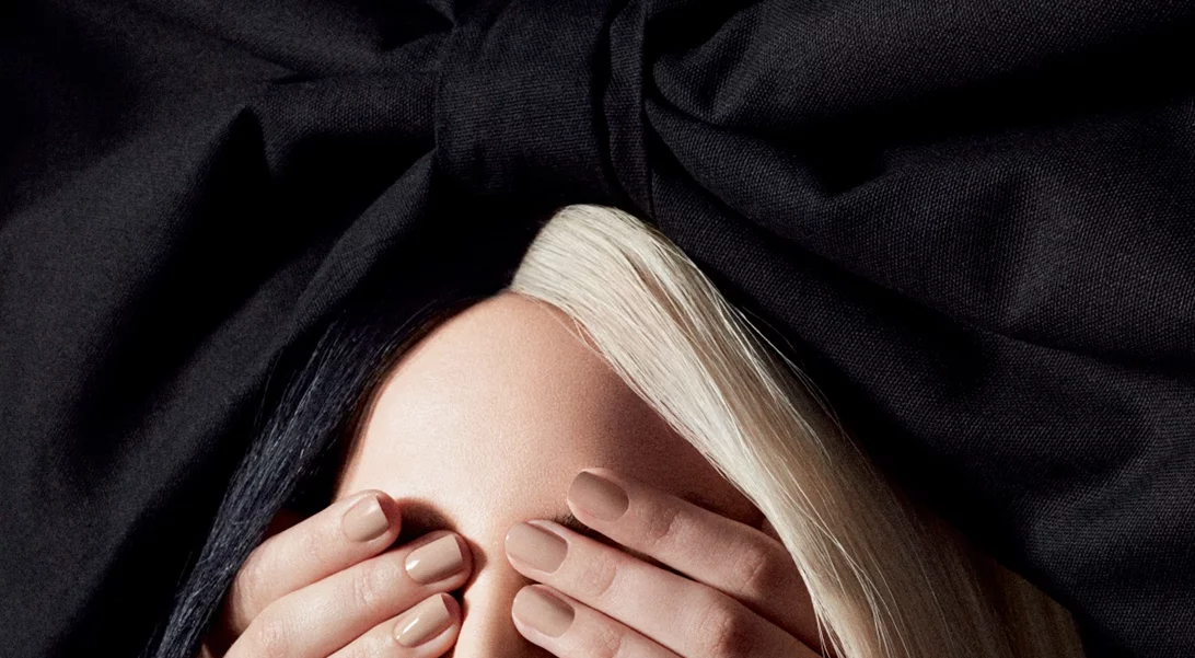 Δες το νέο κραγιόν Viva Glam, αποτέλεσμα της συνεργασίας της MAC με την Sia