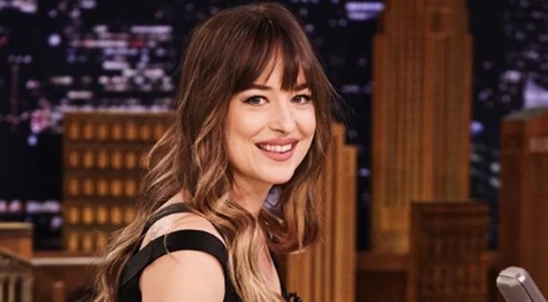 Η Dakota Johnson μιλά για την πιο viral στιγμή των φετινών Χρυσών Σφαιρών!