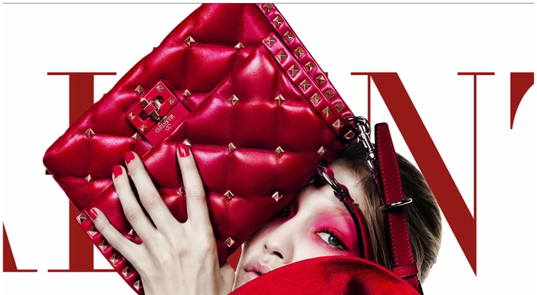 H Gigi Hadid μοιάζει πραγματικά αγνώριστη στη νέα ανοιξιάτικη καμπάνια του Valentino