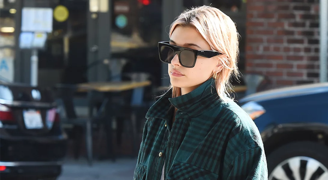 Εσύ θα φορούσες τέτοιο παντελόνι; Η Hailey Baldwin το τόλμησε πάντως