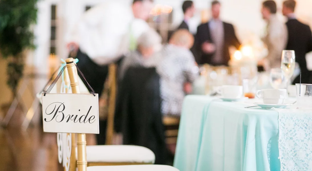 10 φαγητά που ΔΕΝ πρέπει να σερβίρεις στο γαμήλιο τραπέζι σου