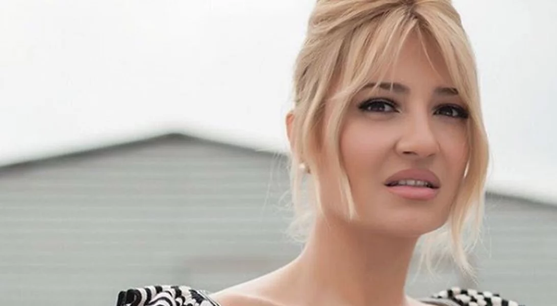 Φαίη Σκορδά | Βόλτα με τα παιδιά της στην Βουλιαγμένη