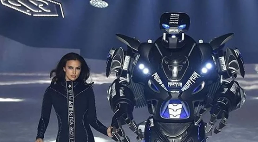 Irina Shayk | Περπάτησε στην πασαρέλα με ένα ρομπότ!