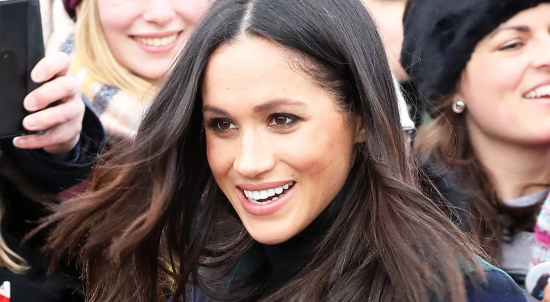 Ποιος οίκος φημολογείται τώρα ότι σχεδιάζει το νυφικό της Meghan Markle;