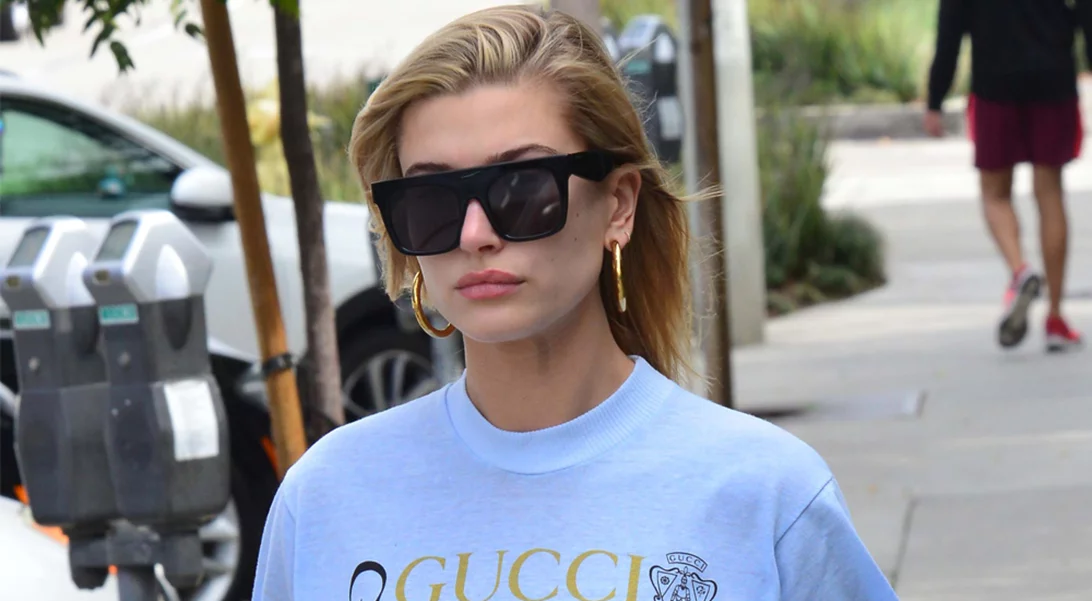 Κροπ τοπ με παντελόνι | Δες το outfit της Hailey Baldwin