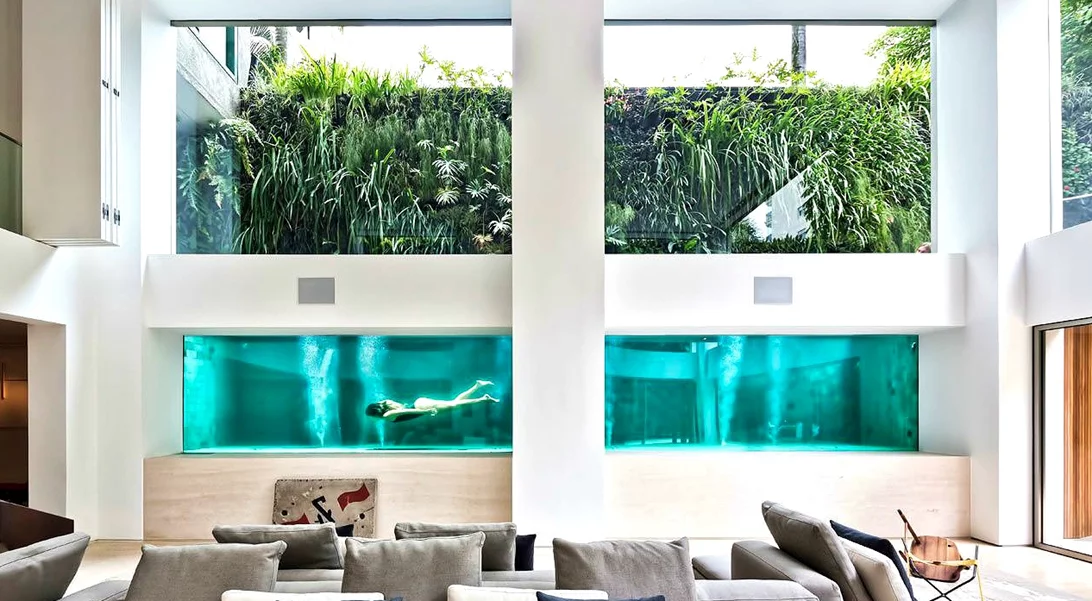 Καλά βλέπεις, αυτό το σπίτι έχει πισίνα στο καθιστικό