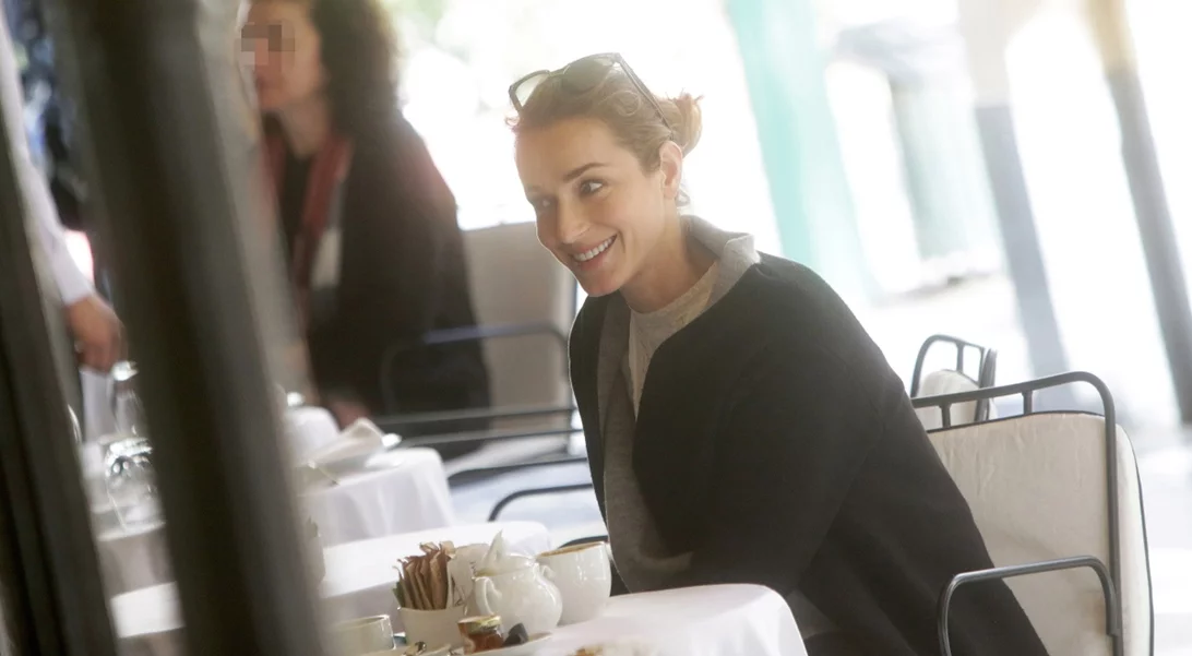 Η Κάτια Ζυγούλη χωρίς ίχνος μακιγιάζ σε χαλαρή βόλτα στο κέντρο της Αθήνας